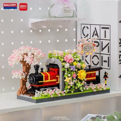 Детский конструктор "Весенний поезд" с цветами и сакурой, подставка для книг 2665 миниблоков 16387 фото